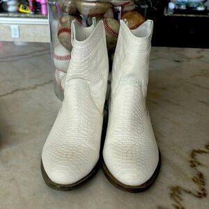 WHITE BOOTS 8
